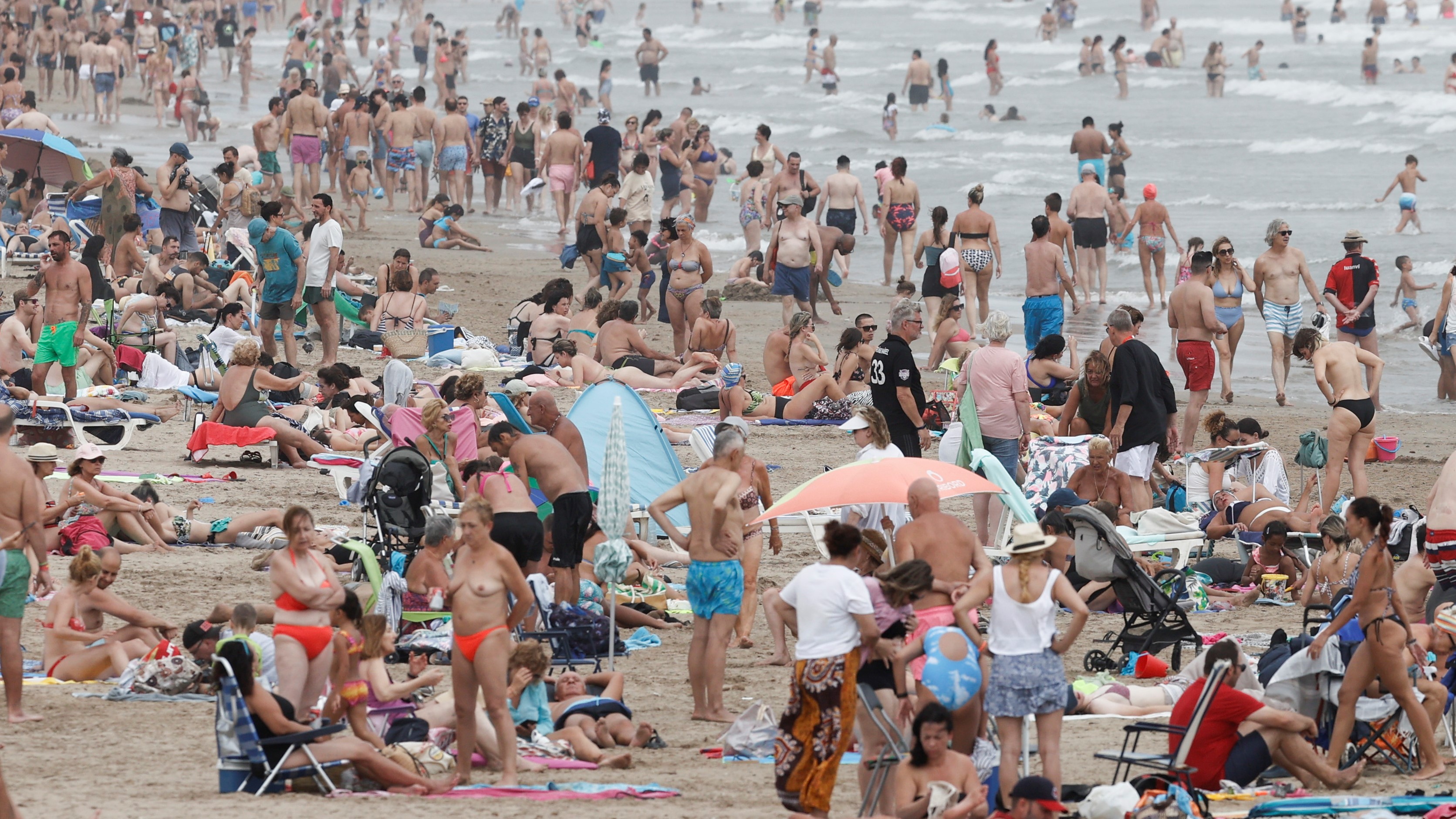 Centos de bañistas nunha praia de Valencia. EFE/ Kai Forsterling