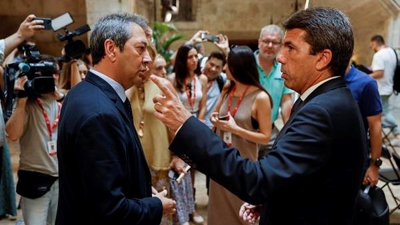 O presidente da Generalitat valenciana Carlos Mazón conversa conversa co novo vicepresidente primeiro, Vicente Barrera Simó (i), tras anunciar a composición do seu Gobeerno (EFE/Biel Aliño)