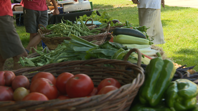 Posto de froitas e verduras no mercado ecolóxico santiagués Entre lusco e fusco