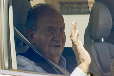 O rei Xoán Carlos saúda á súa chegada á casa de  Pedro Campos en Sanxenxo (EFE/ Lavandeira Jr)