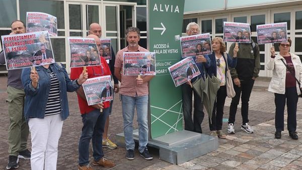 Membros da Plataforma de Vítimas do Alvia concéntranse ás portas da Cidade da Cultura, onde se celebra a última sesión do xuízo (EFE/ Xoán Rey)