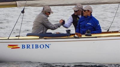 O rei Xoán Carlos navega a bordo do Bribón, en Sanxenxo  (EFE/Lavandeira Jr)
