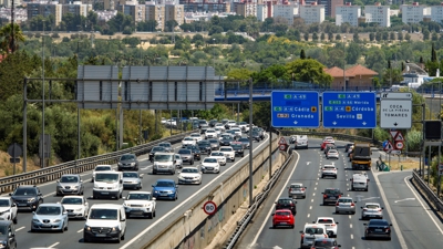 Tráfico en Sevilla na A-49 en dirección Huelva. EFE/Raúl Caro