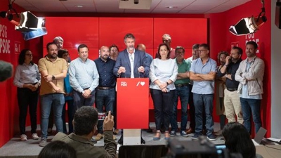 O presidente da Fegamp, Alberto Varela, rodeado polo secretario de Organización do PSdeG, José Manuel Lage Tuñas e varios alcaldes socialistas. (EFE/Xurxo Martíne)