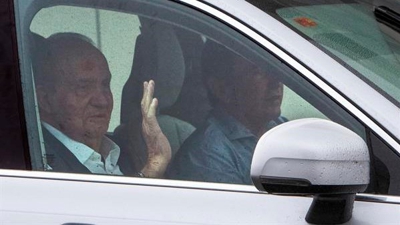 O rei Xoán Carlos chega en coche ao aeroporto de Vigo. (EFE / Salvador Sas)