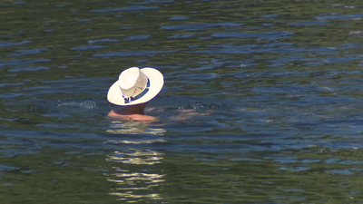 Muller refrescándose no río Miño, ao carón da Chavasqueira