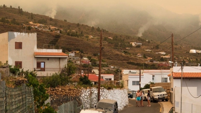 Un grupo de veciños do municipio de Arafo observa o incendio forestal que afecta a illa de Tenerife. EFE/Alberto Valdés