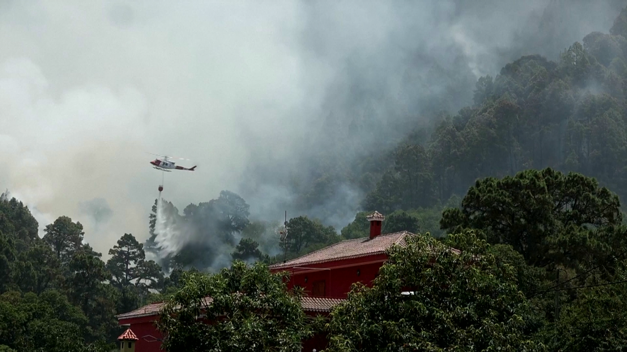 Helicóptero traballa na extinción do incendio en Tenerife