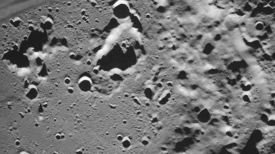 Imaxe do cráter Zeeman do polo sur da Lúa tomada pola sonda Luna-25