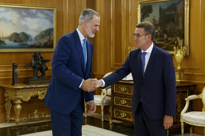 Filipe VI recibe na Zarzuela o líder do PP, Alberto Núñez Feijóo (EFE/ Chema Moya POOL)