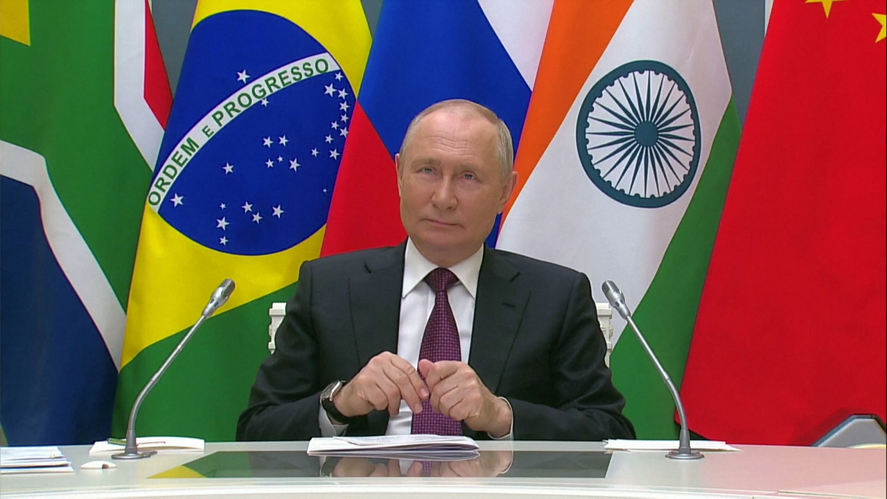 Vladimir Putin diríndose aos participantes no cumio dos BRICS