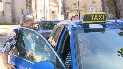 Cistina e Natalia conducen os seus taxis polas aldeas de Montederramo