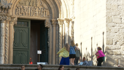 A porta das Praterías de tarde non rexistra ringleira ningunha de turistas para visitar a catedral