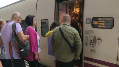 Pasaxeiros subindo ao tren en Ourense