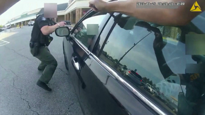 Video das cámaras corporais dos axentes no arresto da muller o 24 de agosto en Ohio