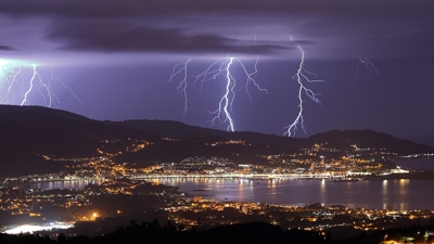 Vista da treboada sobre a Ría de Vigo dende o monte Cepudo. EFE/Sxenick