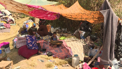 Sobreviventes da vila de Douzrou soportan as baixas temperaturas en refuxios improvisados
