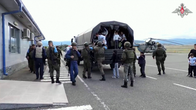 Continxente das forzas de paz rusas evacuando poboación/Reuters