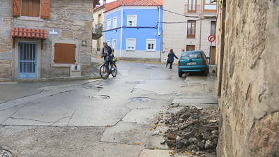 Imaxe da rúa Bouza de Abaixo, en Vilaxoán, con restos do levantado pola última chuvia