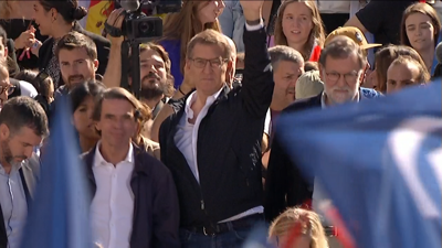 Alberto Nuñez Feijóo, con Rajoy e Aznar, á súa chegada ao acto