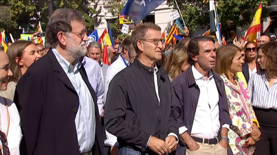 Alberto Nuñez Feijóo, con Rajoy e Aznar, á súa chegada ao acto