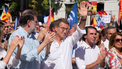 Feijóo, con Rajoy e Aznar, á súa chegada ao acto. EFE/Borja Sánchez Trillo