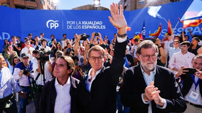 Feijóo, con Rajoy e Aznar, á súa chegada ao acto. EFE/Borja Sánchez Trillo