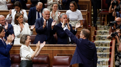 Núñez Feijóo aplaudido polo seu grupo logo da votación da investidura (EFE/Juan Carlos Hidalgo)