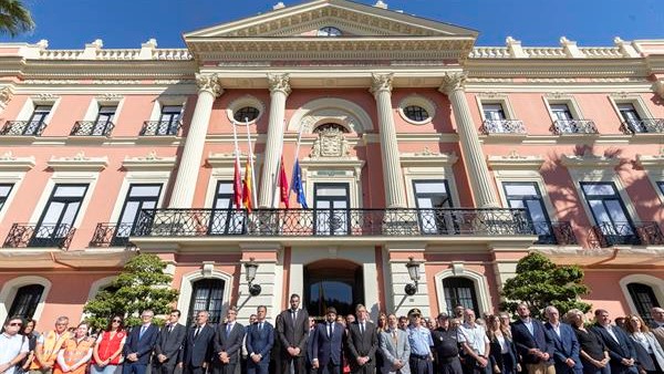 The community of Murcia observes a minute's silence.  (EFE/Martial Guillen)