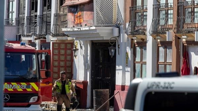 Un bombeiro na porta da discoteca La Fonda de Murcia (EFE/Marcial Guillén)