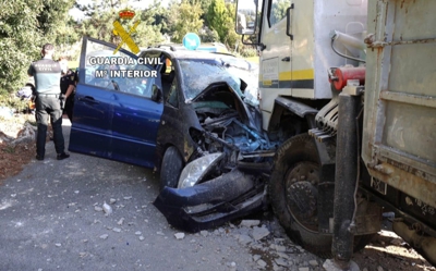 O coche roubado bateu contra un camión en Vigo