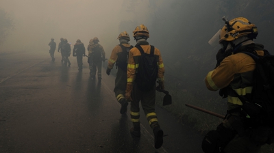 Persoal de extinción de incendios en Trabada (EFE/Eliseo Trigo)