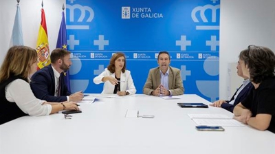 Ángeles Vázquez e Alfonso Villares (d), durante a xuntanza con representantes do Observatorio del Litoral de Galicia. (EFE/Cabalar)