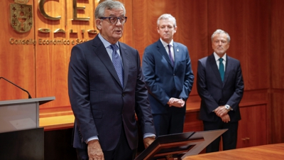 Manuel Pérez toma posesión como presidente do CES ante Alfonso Rueda e Agustín Hernández (EFE/Lavandeira jr)