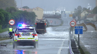 A Garda Civil de Tráfico cortou a autovía entre Pontevedra e Marín pola enchente
