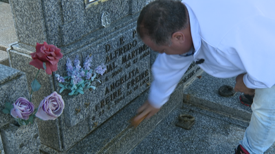 Manuel Mosquera limpando unha sepultura en Barbadás