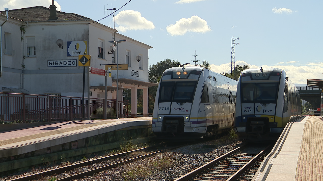 O tren que atravesa a costa norte de Galicia xa sufriu varias incidencias nos últimos meses por caídas de árbores ou desprendementos