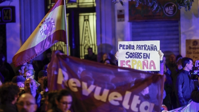 Imaxes das protestas en Madrid ante a sede do PSOE (EFE/Rodrigo Jiménez)