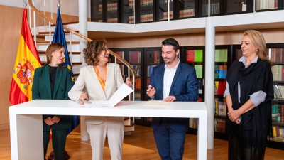 Sinatura do acordo entre María Jesús Montero e David Toledo (EFE/Fernando Villar)