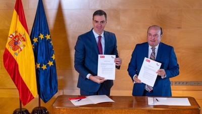 Pedro Sánchez e Andoni Ortuzar asinan o acordo de investidura (EFE/ Fernando Villar)
