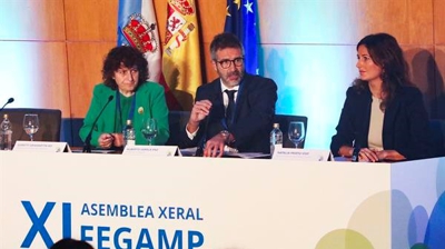 O presidente da FEGAMP, a alcaldesa de Santiago e a directora xeral de Administración Pública da Xunta (EFE/ Xoán Rey)