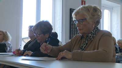 Delmira Santos nunha das clases a que asiste na UNED Sénior de Ourense