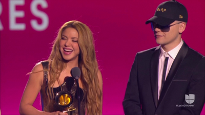 Shakira e Bizarrap recibindo o premio á mellor canción do ano e mellor canción urbana