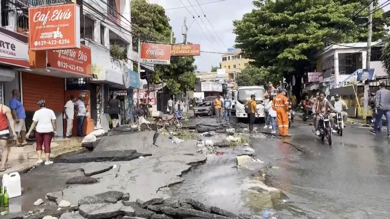 Estragos nas rúas tras as choivas en República Dominicana (Reuters)