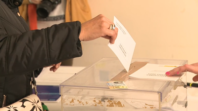 Unha muller vota nun dos colexios electorais