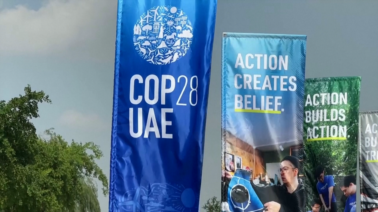 Bandeiras anuncian o comezo da COP28 en Dubái (Reuters)