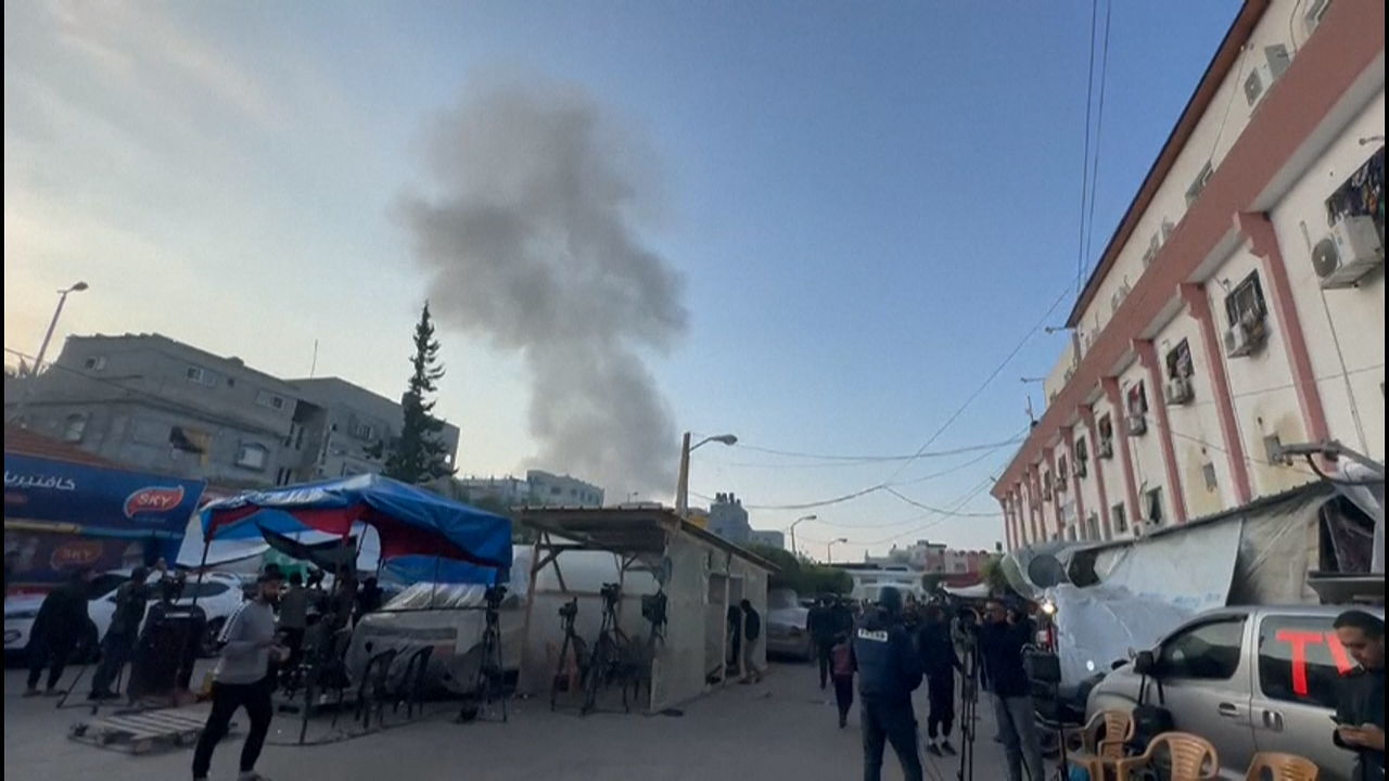 As columnas de fume polas bombas volven ao ceo de Gaza (Reuters)