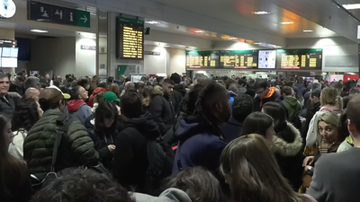 Pasaxeiros esperando polo AVE na estación de Madrid Chamartín-Clara Campoamor (EFE)