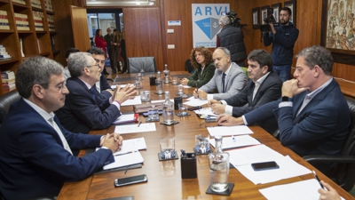 Pedro Blanco, delegado do Goberno en Galicia (segundo pola dereita) nunha reunión en Vigo o pasado xoves (EFE)