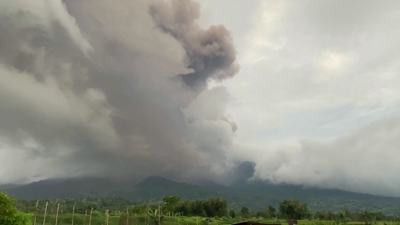 O volcán Marapi entra en erupción na illa de Sumatra (Reuters)